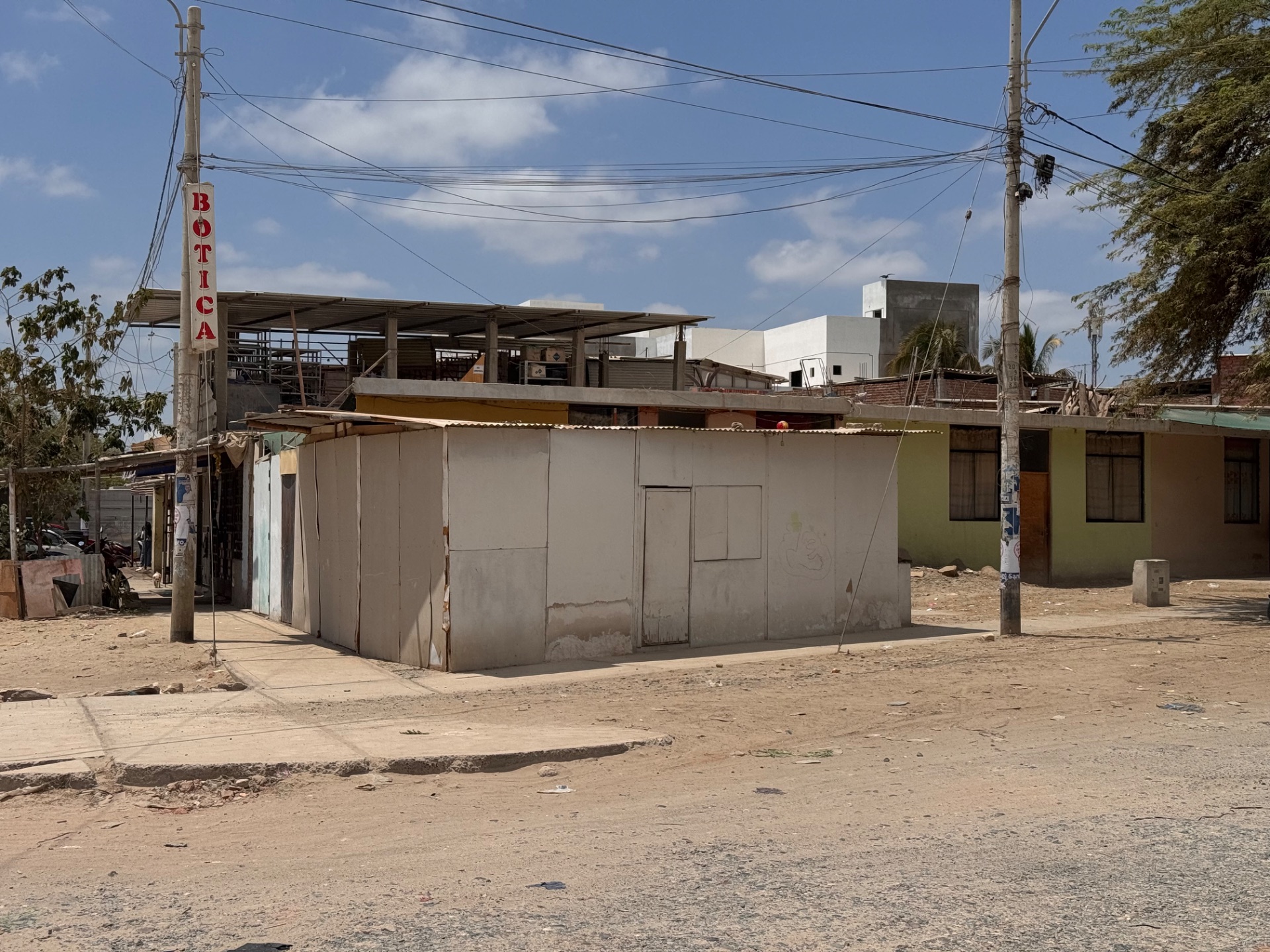 Vendo casa en esquina en av. Los algarrobos en Piura