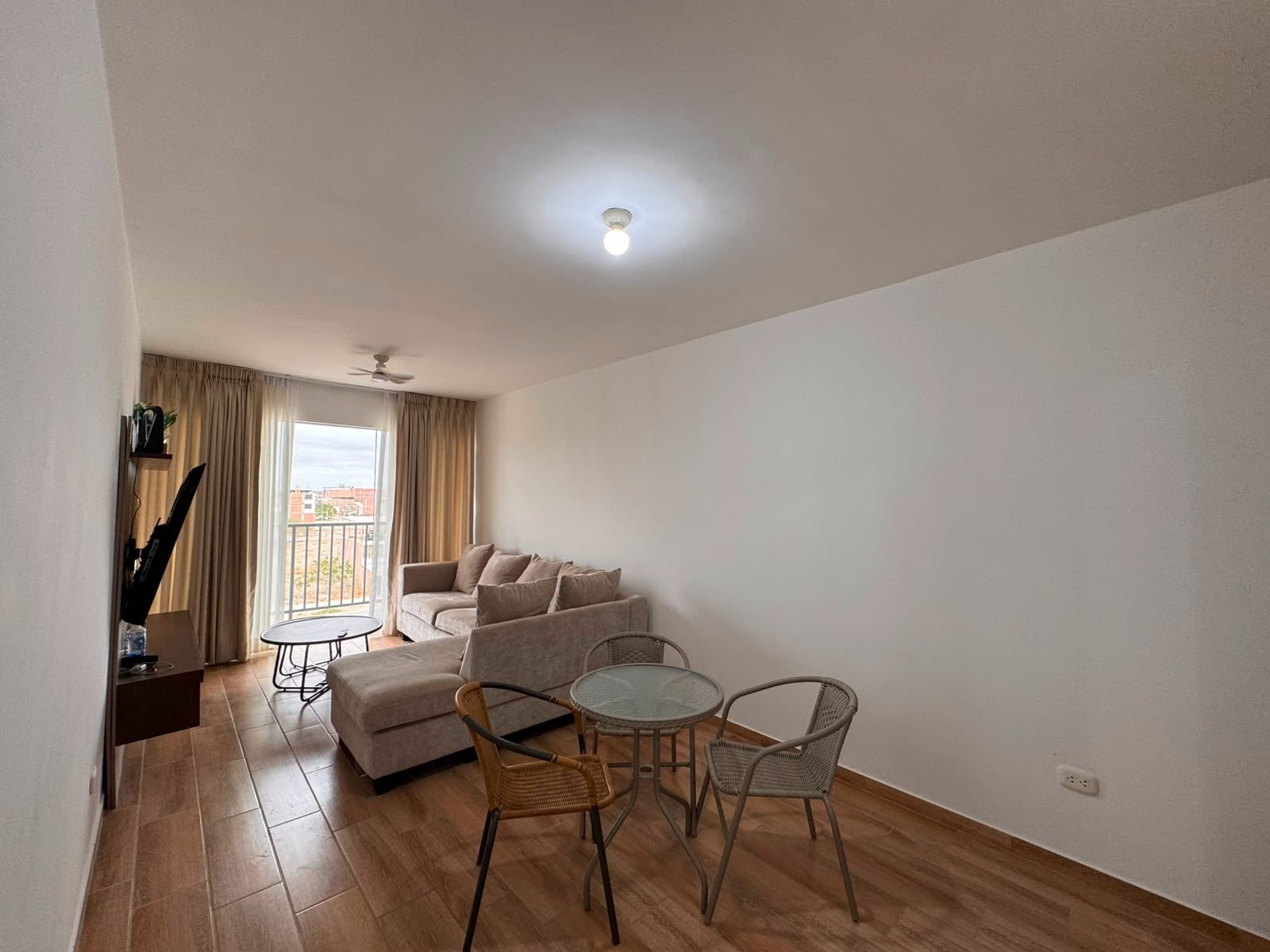 Departamento 83m² | 3 Hab, 2 Baños + Balcón | Condominio con Piscina y Ascensor | S/1600